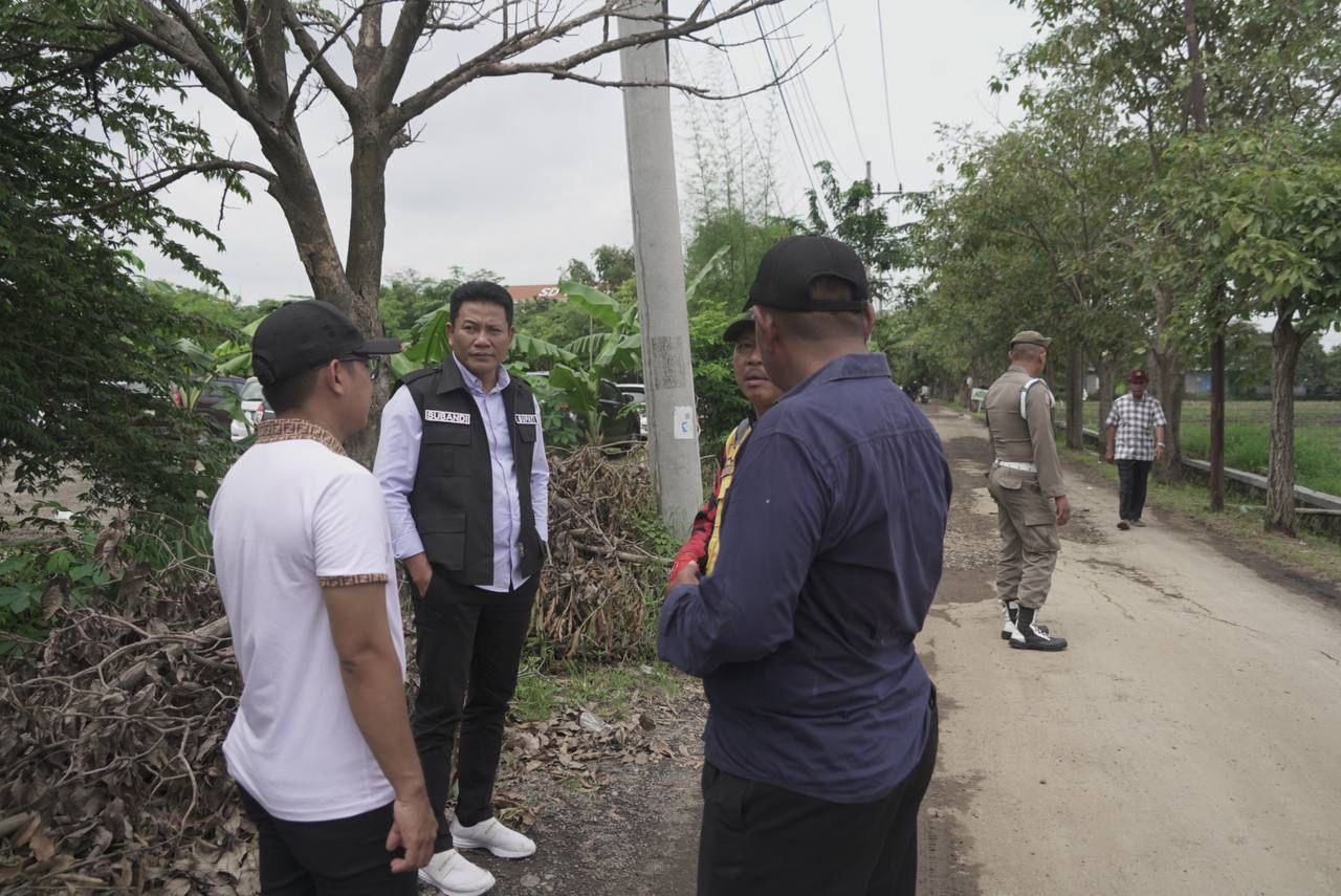 JALAN RUSAK - Plt Bupati Sidoarjo Subandi mengecek kerusakan jalan aspal Desa Junwangi menuju Desa Tarungkulon, Kecamatan Krian yang kondisinya rusak parah sejak 2 bulan akibat pengurukan perumahan, Senin (06/01/2025).