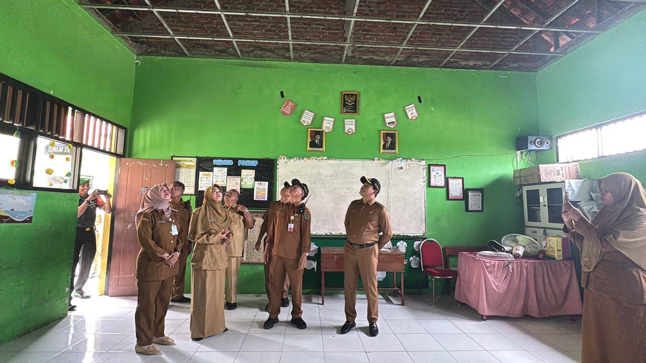 SIDAK - Plt Bupati Sidoarjo, Subandi bersama Dikbud serta Dinas PUBM dan SDA Pemkab Sidoarjo melakukan inspeksi mendadak (Sidak) ke SDN Sidodadi, Kecamatan Candi, Sidoarjo yang ambruk dan sempat menimpah siswa dan guru, Senin (06/01/2025).