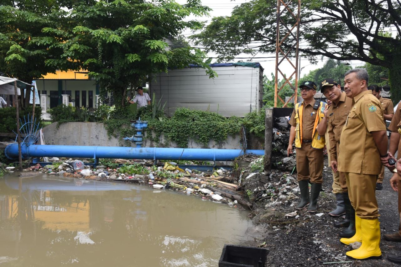 SIDAK - Plt. Bupati Sidoarjo, Subandi sidak banjir di beberapa RT di Desa Panjunan, Kecamatan Sukodono, Sidoarjo yang tergenang air banjir disebabkan luapan Afvour Bulubendo di desa ini tidak mampu menampung air hujan, Senin (06/01/2025).