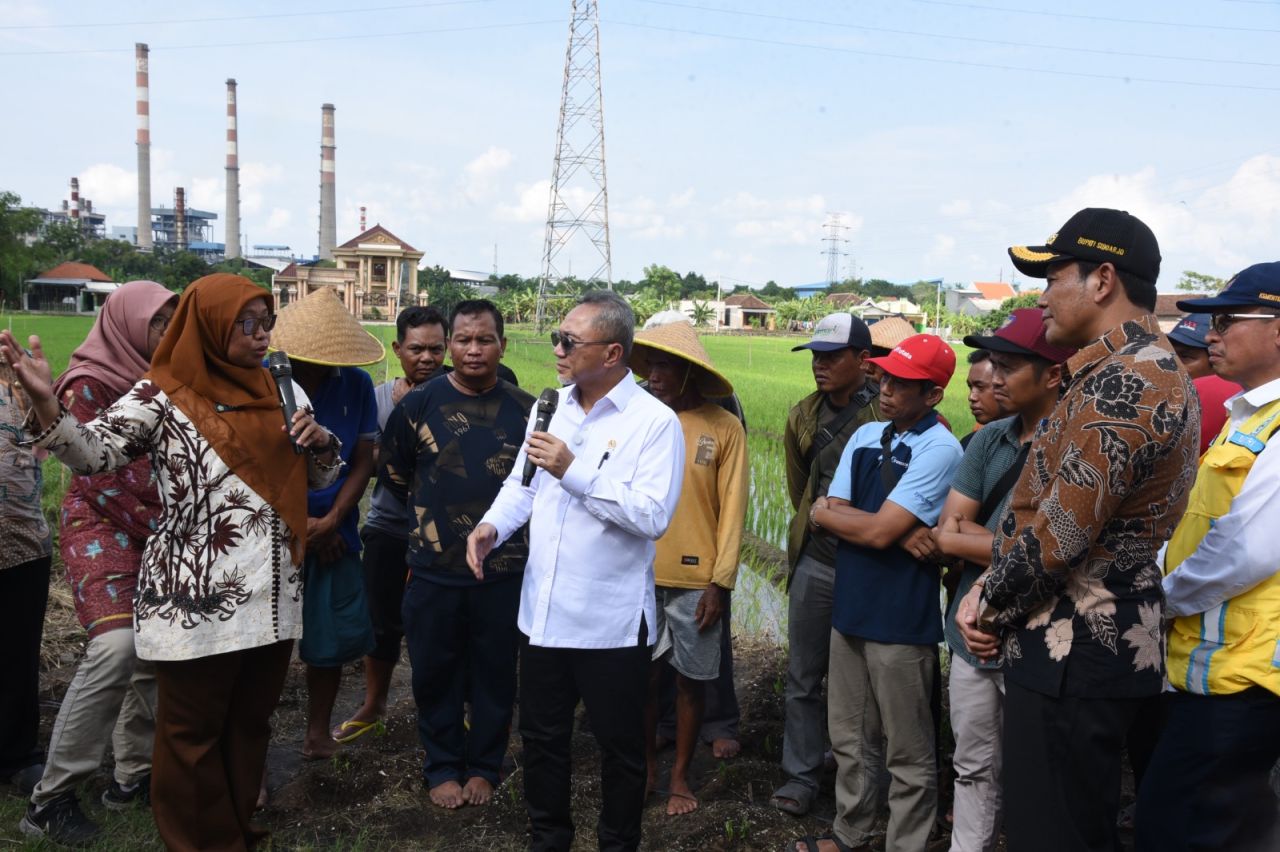 KUNJUNGAN - Menteri Koordinator (Menko) Bidang Pangan RI, Zulkifli Hasan melakukan Kunjungan Kerja (Kunker) dengan menemui petani di Desa Mliriprowo, Kecamatan Tarik, Sidoarjo, Selasa (07/01/2025).
