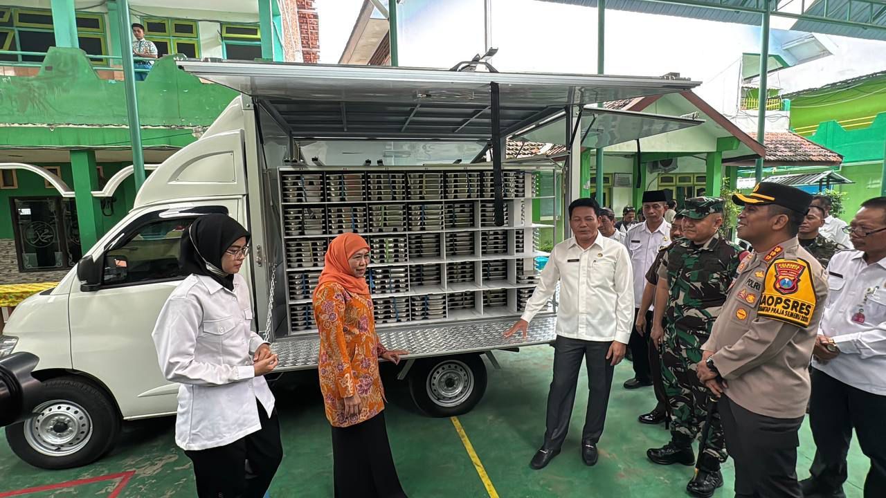 TINJAU - Plt Bupati Sidoarjo, Subandi bersama Gubernur Jawa Timur Terpilih, Khofifah Indar Parawansa meninjau pelaksanaan program Makan Bergizi Gratis (MBG) di Kabupaten Sidoarjo, Rabu (08/01/2025).
