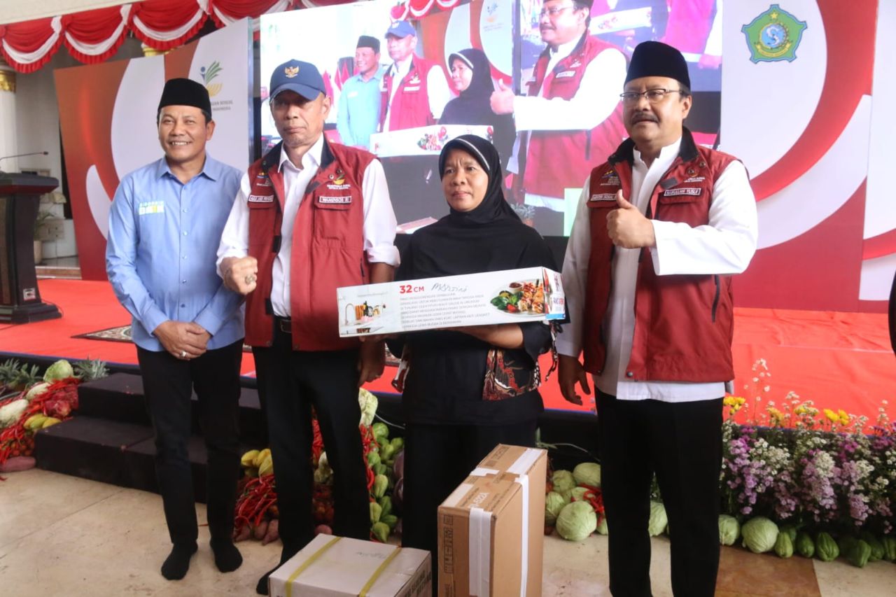 KUNJUNGAN - Menteri Sosial (Mensos) Saifullah Yusuf bersama Wakil Menteri Sosial (Wamensos) Agus Jabo Priyono didampingi Plt Bupati Sidoarjo, Subandi hadir di Pendopo Delta Wibawa Kabupaten Sidoarjo, Kamis (09/01/2025).