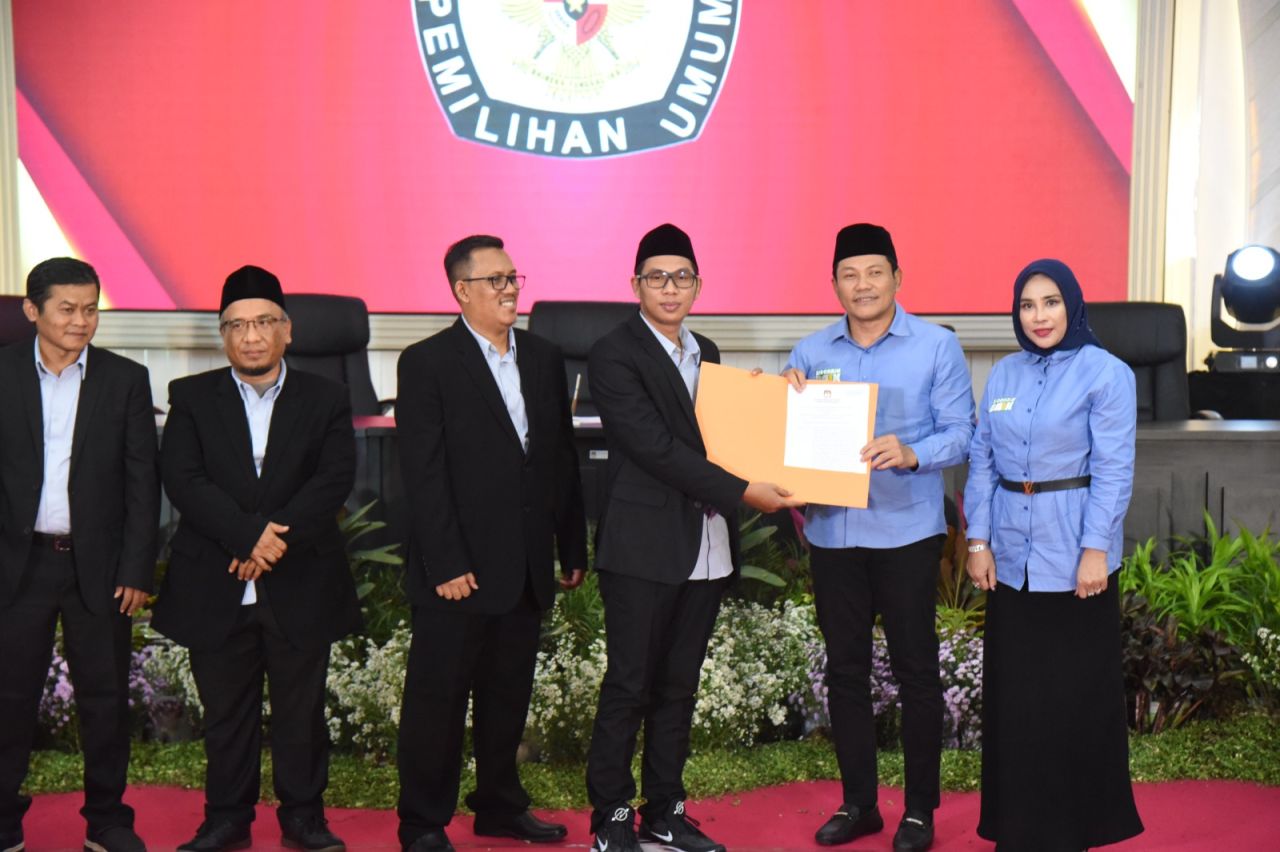 PENETAPAN - Rapat Pleno Terbuka Penetapan Calon Terpilih dalam Pemilihan Bupati dan Wakil Bupati (Wabup) Sidoarjo Terpilih Tahun 2024 Subandi dan Mimik Idayana digelar di Kantor KPU Sidoarjo, Kamis (09/01/2025).