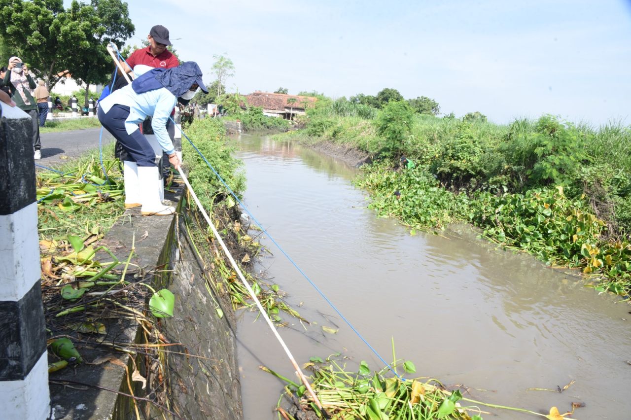 BERSIH - Pemkab Sidoarjo menggiatkan bersih-bersih sungai dengan melibatkan Aparatur Sipil Negeri (ASN) Pemkab Sidoarjo serta anggota Kodim 0816 Sidoarjo dan Polresta Sidoarjo di Avoer Kajartengguli, Kecamatan Prambon, Sidoarjo, Jumat (10/01/2025).
