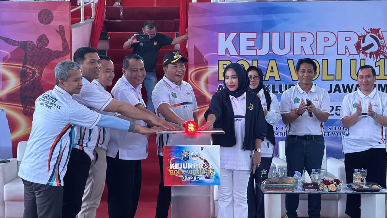 PEMBUKAAN - Plt Bupati Sidoarjo, Subandi bersama Forkopimda Sidoarjo melakukan servis bola serta menekan tombol sirine sebagai tanda dimulainya pertandingan Kejuaraan Provinsi Bola Voli U - 15 yang digelar di Lapangan Indoor GOR Sidoarjo, Sabtu (11/01/202