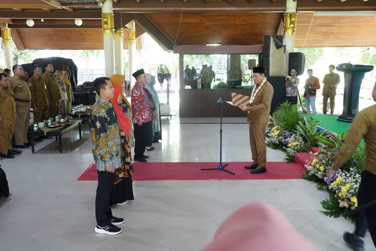 PENGGERAK - Plt Bupati Sidoarjo, Subandi menghadiri acara Simposium dan Pengukuhan Guru Penggerak angkatan 10 yang digelar Dinas Pendidikan dan Kebudayaan (Dikbud) Pemkab Sidoarjo di Pendopo Delta Wibawa, Senin (13/01/2025).