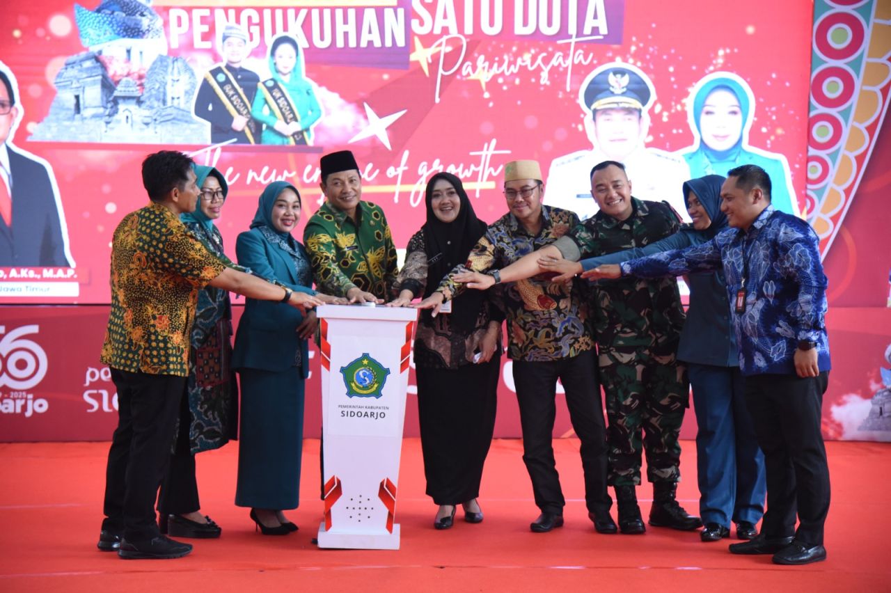 DUTA WISATA - Plt Bupati Sidoarjo, Subandi mengukuhkan 164 duta wisata desa di Pendopo Delta Wibawa dihadiri Kepala Dinas Kebudayaan dan Pariwisata Provinsi Jatim Evy Afianasari, Selasa (14/01/2025).
