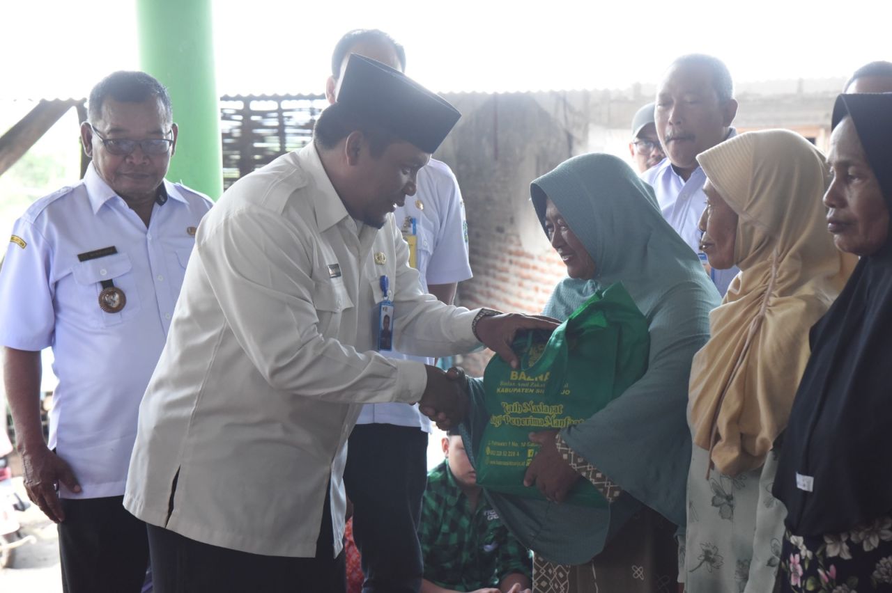 BAKSOS - Asisten Tata Pemerintahan dan Kesra Setda Sidoarjo M Ainur Rahman dan Ketua Baznas Sidoarjo M Chasbil Aziz Saldju Sodar memberikan bantuan kepada warga Dusun Tanjungsari, Desa Kupang, Kecamatan Jabon, Sidoarjo, Rabu (15/01/2025).