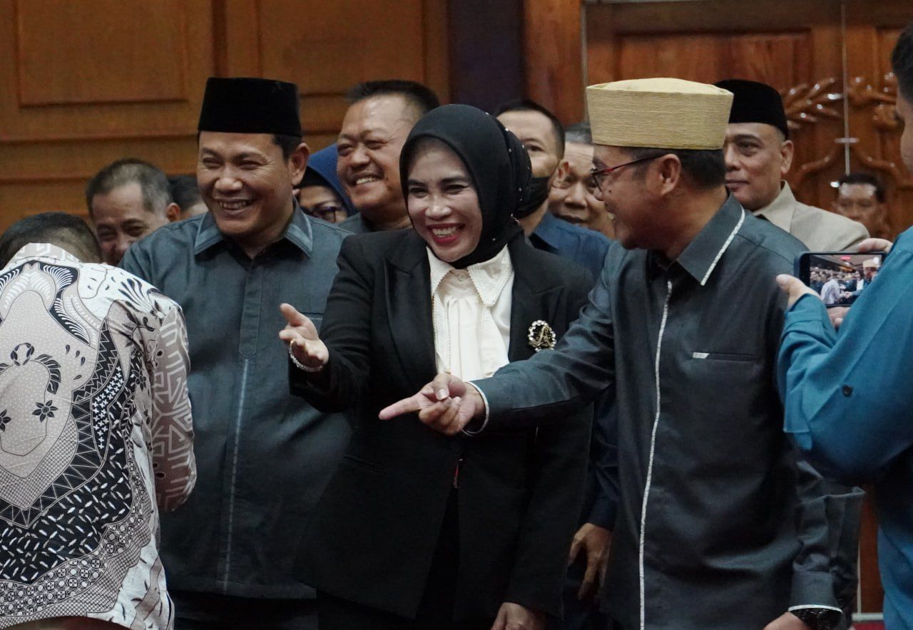 PARIPURNA - Dewan Perwakilan Rakyat Daerah (DPRD) Sidoarjo menggelar sidang paripurna dengan agenda menetapkan Bupati dan Wabup Sidoarjo terpilih hasil Pemilihan Kepala Daerah (Pilkada) 2024 di Gedung DPRD Sidoarjo, Rabu (15/01/2025).