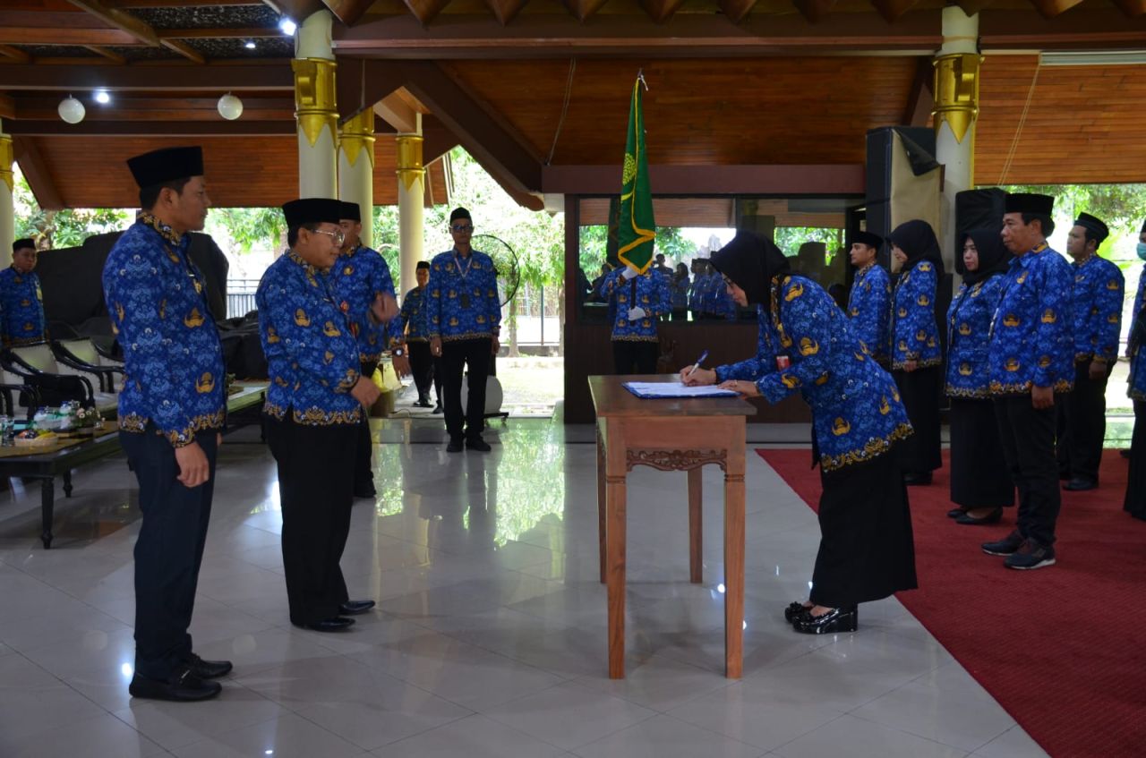 KUKUHKAN - Dewan Pengurus KORPRI Kabupaten Sidoarjo periode 2024-2029 resmi dikukuhkan Wakil Ketua III Dewan Pengurus KORPRI Provinsi Jawa Timur Akh Jazuli di Pendopo Delta Wibawa, Jum'at (17/01/2025).