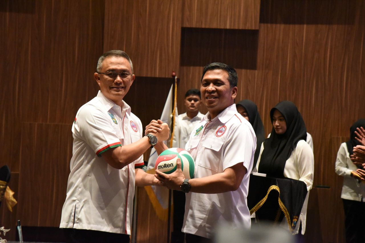 LANTIK - Ketua Umum Pengurus Persatuan Bola Voli Seluruh Indonesia (PBVSI) Provinsi Jatim Irjen Pol Imam Sugianto melantik Pengurus PBVSI Kabupaten Sidoarjo periode 2024 - 2028 di Aston Hotel Sidoarjo, Jumat (17/1/2025).