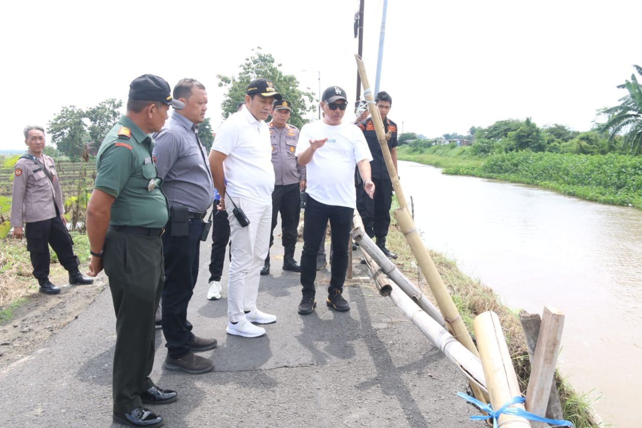 AMBLES - Plt Bupati Sidoarjo, Subandi bergerak cepat meninjau lokasi tanah ambles yang terkikis aliran sungai di Desa/Kecamatan Prambon, Sidoarjo, Sabtu (18/01/2025).