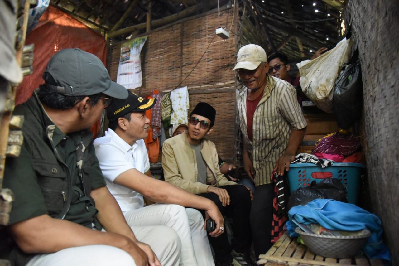 RTLH - Plt Bupati Sidoarjo Subandi bersama Ketua Badan Amil Zakat Nasional (Baznas) M Chasbil Aziz Saldju Sodar dan Kepala Dinas Sosial (Dinsos) Misbahul Munir melakukan sidak dua Rumah Tidak Layak Huni (RTLH), Sabtu (18/01/2025).