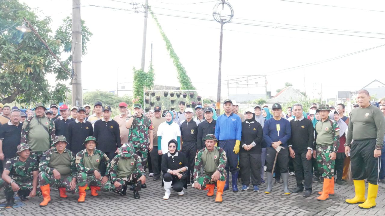 BERSIHKAN - Wilayah Kecamatan Waru yang kerap menjadi langganan banjir mendapat perhatian melalui program Jihad Rawat Kali dengan membersihkan Sungai Perum Griyo Mapan Sentosa Tambaksawah, Kecamatan Waru, Minggu (19/01/2025).