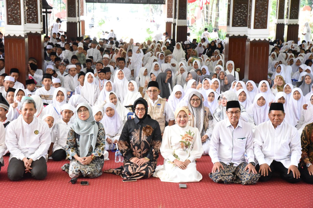 DOA - Peringati Hari Jadi Kabupaten Sidoarjo ke -166 Tahun 2025, sekitar 1000 anak yatim piatu mengikuti doa dan istighosah bersama Sekda Kabupaten Sidoarjo, Fenny Apridawati dan Plt Ketua TP PKK Sidoarjo, Sriatun Subandi di Pendopo Delta Wibawa, Minggu (