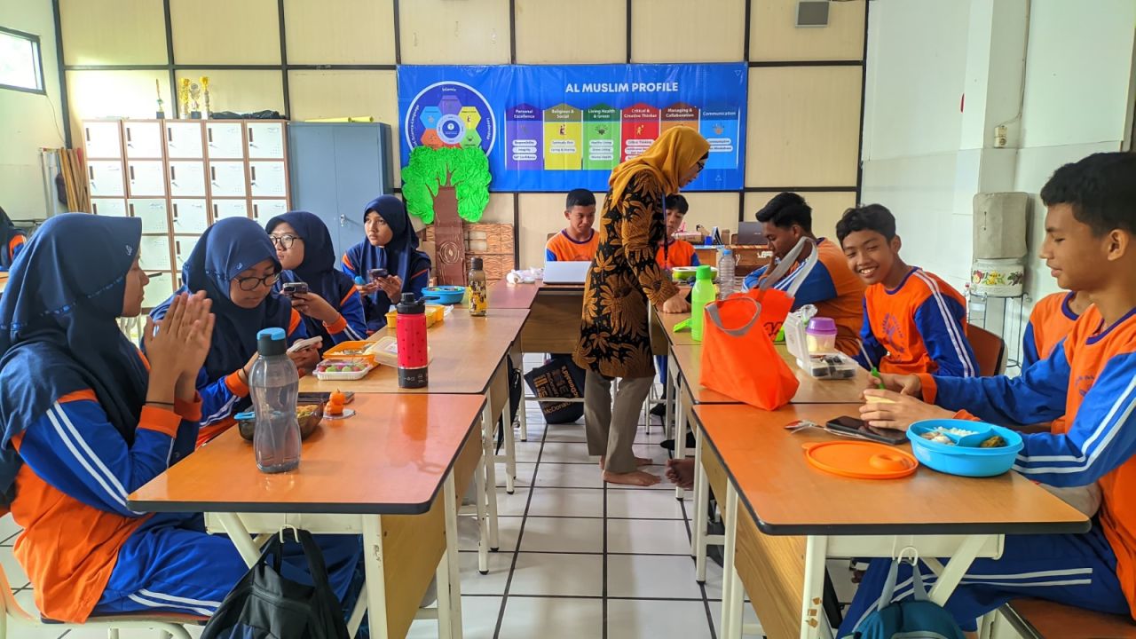 GIZI - SMP Al Muslim melaksanakan kegiatan rutin bulanan bertajuk Healthy Day berteman Gizi Seimbang untuk Hidup Sehat melibatkan seluruh siswa kelas VII, VIII dan IX kolaborasi dengan CheNECE Research Group FKM Unair Surabaya, Senin (20/01/2025).