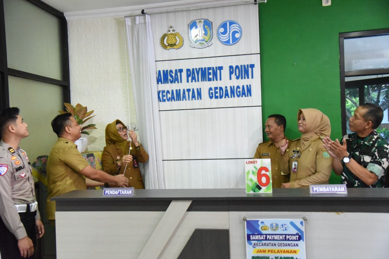 PAJAK - Sekda Sidoarjo Fenny Apridawati meresmikan sistem Opsen PKB (Pajak Kendaraan Bermotor) dan BBNKB (Bea Balik Nama Kendaraan Bermotor) yang diterapkan di Kantor Kecamatan Gedangan, Senin (20/01/2025).