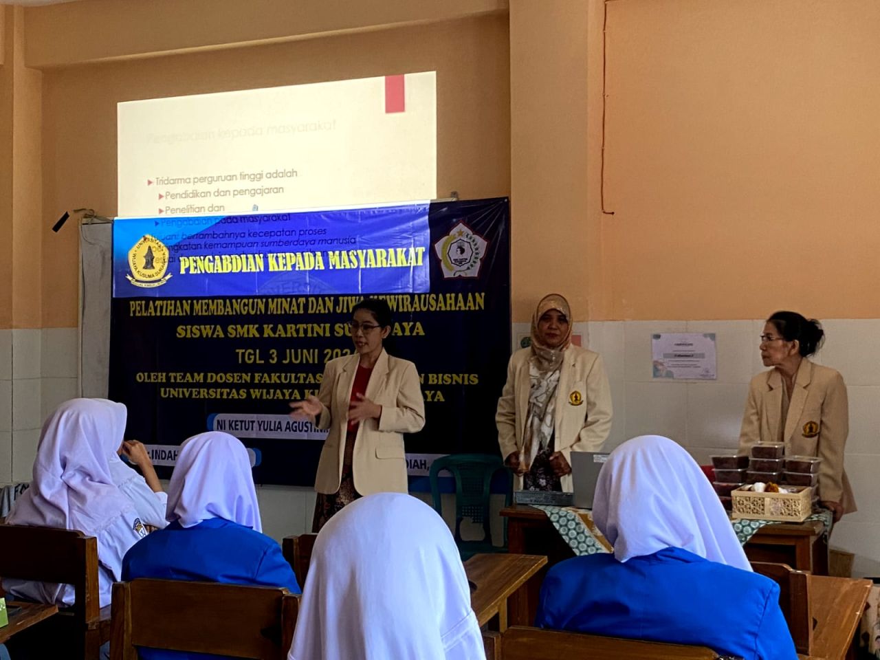PENMAS - Tim Program Pengabdian Masyarakat (Penmas) Fakultas Ekonomi dan Bisnis (FEB), Universitas Wijaya Kusuma Surabaya (UWKS) menggelar pelatihan menumbuhkan jiwa kewirausahaan bagi siswa SMK Kartini Surabaya kemarin.