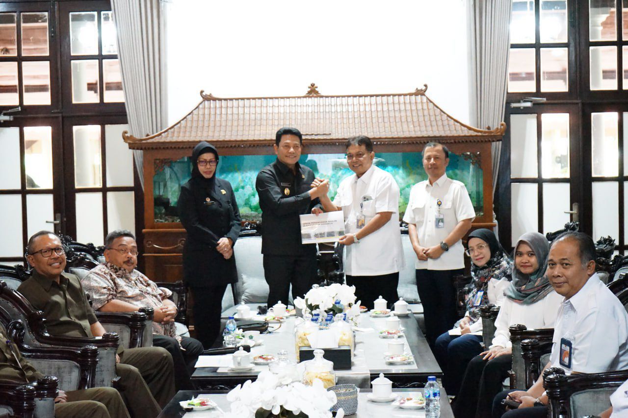 KOORDINASI - Plt Bupati Sidoarjo, Subandi saat audiensi dengan Kepala Balai Besar Wilayah Sungai (BBWS) Brantas, Hendra Ahyadi, yang digelar di Pendopo Delta Wibawa, Selasa (21/01/2025).