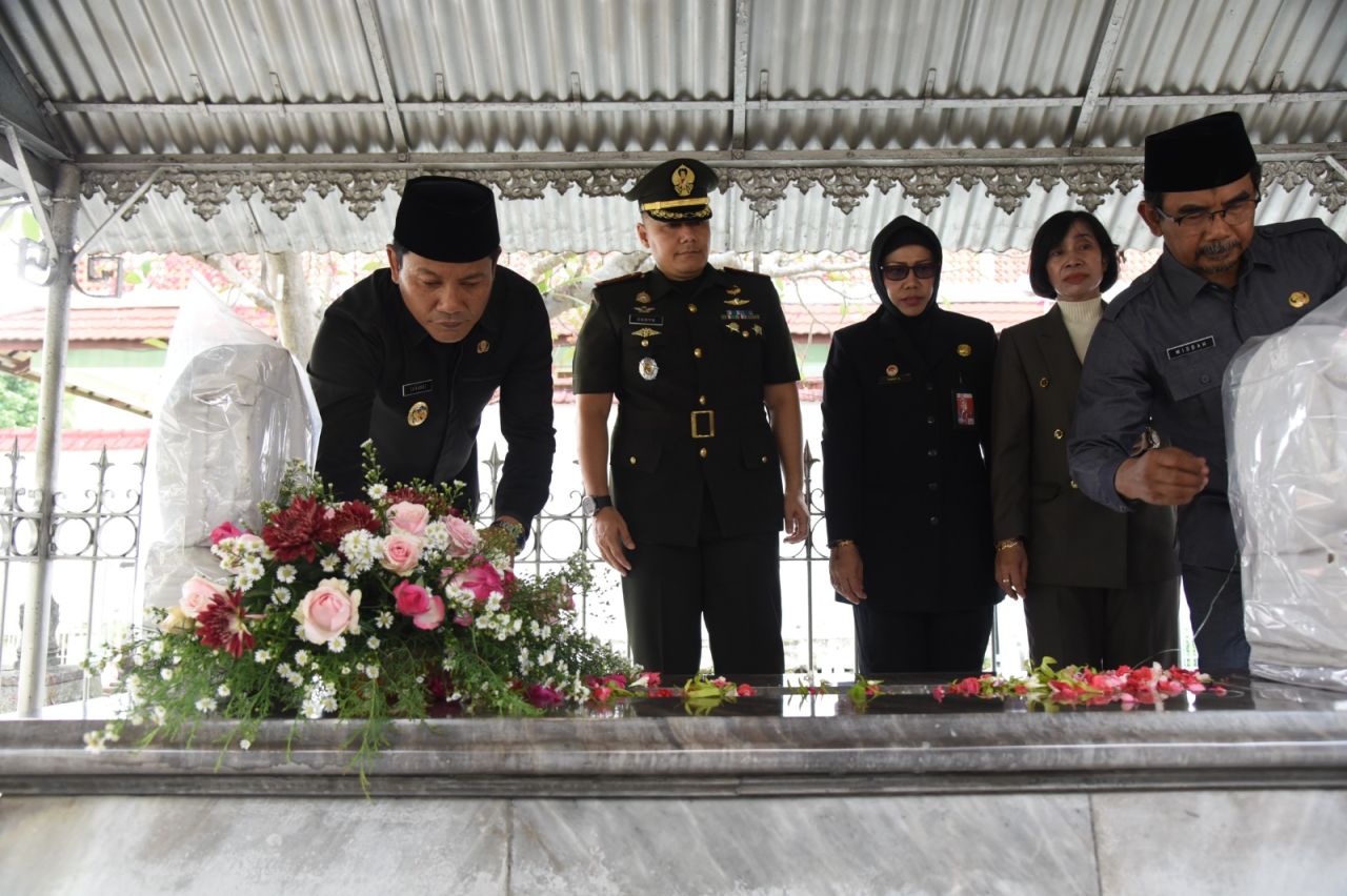 ZIARAH - Ziarah ke makam - makam mantan Bupati Sidoarjo terdahulu dilakukan Plt Bupati Sidoarjo, Subandi bersama Forkopimda Sidoarjo menjadi rangkaian kegiatan peringatan Hari Jadi Kabupaten Sidoarjo (Harjasda) ke 166, Selasa (21/01/2025).