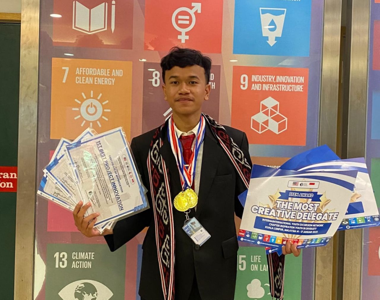 PENGHARGAAN - Siswa SMK Plus NU Sidoarjo, Rafi Ahmad Septiaji berkesempatan melanjutkan kompetisi di Malaysia setelah lolos seleksi nasional program Sustainable Development Goals Nasional di Jakarta pada November 2024 kemarin.