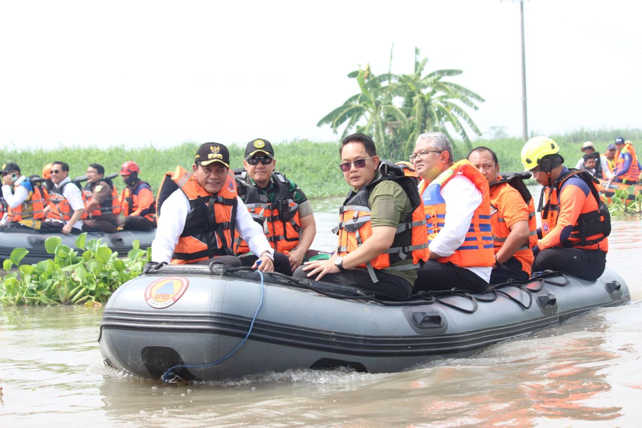 SUSUR - Pj Gubernur Jatim Adhy Karyono didampingi Plt Bupati Sidoarjo Subandi, Dandim 0816/Sidoarjo serta para Kepala Organisasi Perangkat Daerah (OPD) meninjau Sungai Mbah Gepuk di Desa Kedungpeluk, Kecamatan Candi, Sidoarjo, Rabu (22/01/2025).