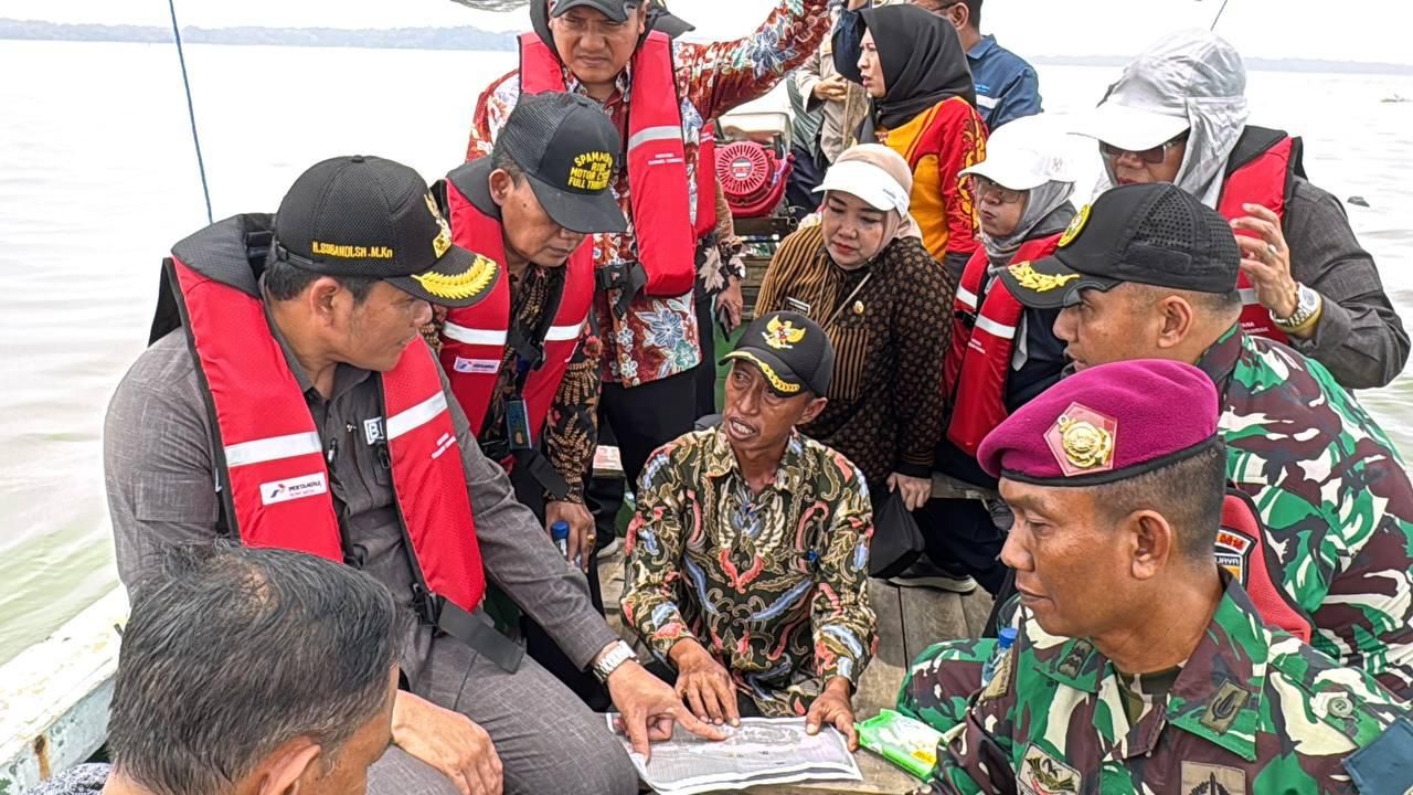 SIDAK - Plt Bupati Sidoarjo, Subandi melakukan inspeksi (Sidak) terkait Hak Guna Bangunan (HGB) yang berada di laut di wilayah Desa Segorotambak, Kecamatan Sedati, Sidoarjo, Kamis(23/01/2025).