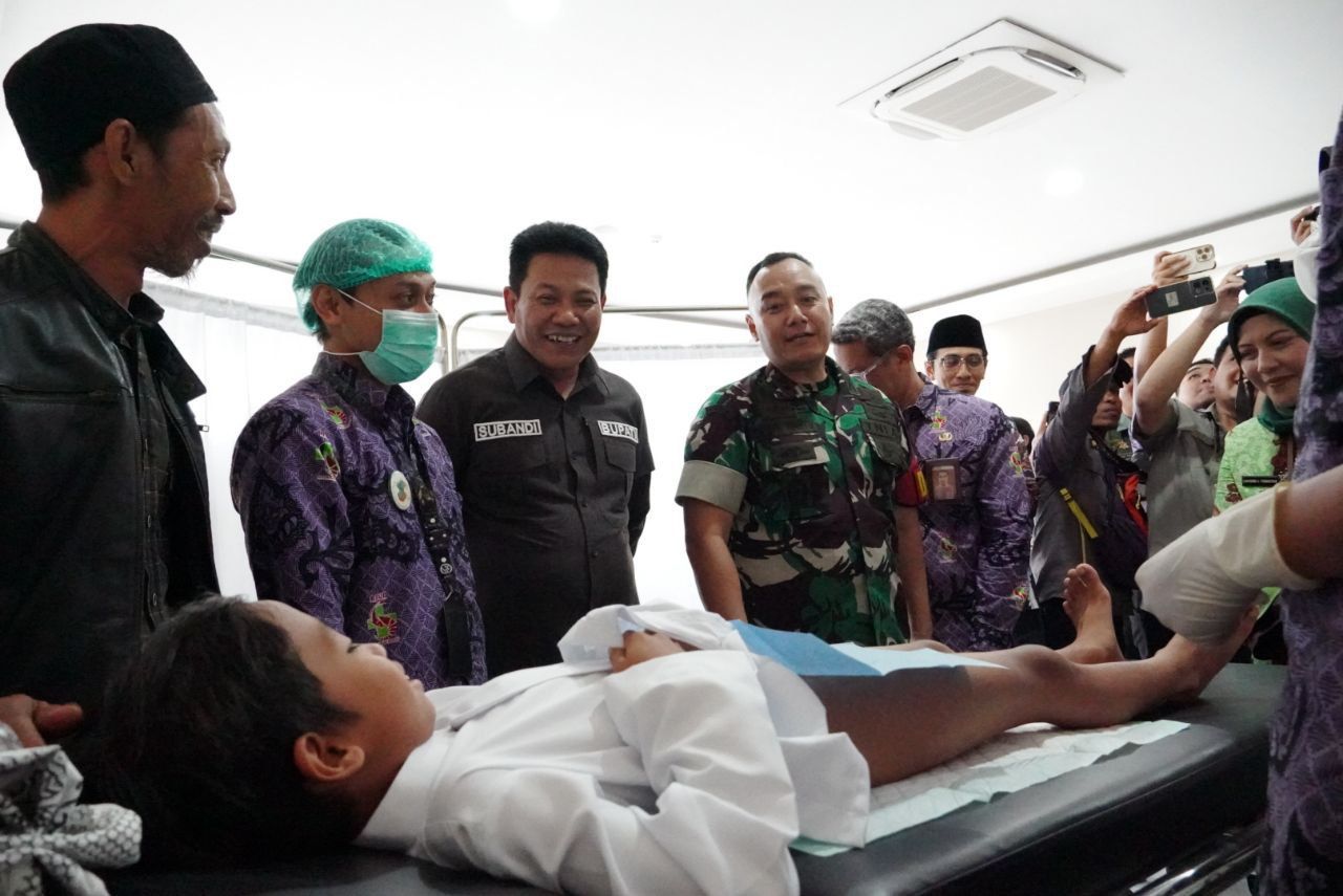 KHITAN MASSAL - Plt Bupati Sidoarjo, Subandi meninjau pelaksanaan khitan massal di RSUD Sidoarjo Barat (Sibar), Kamis (23/01/2025).