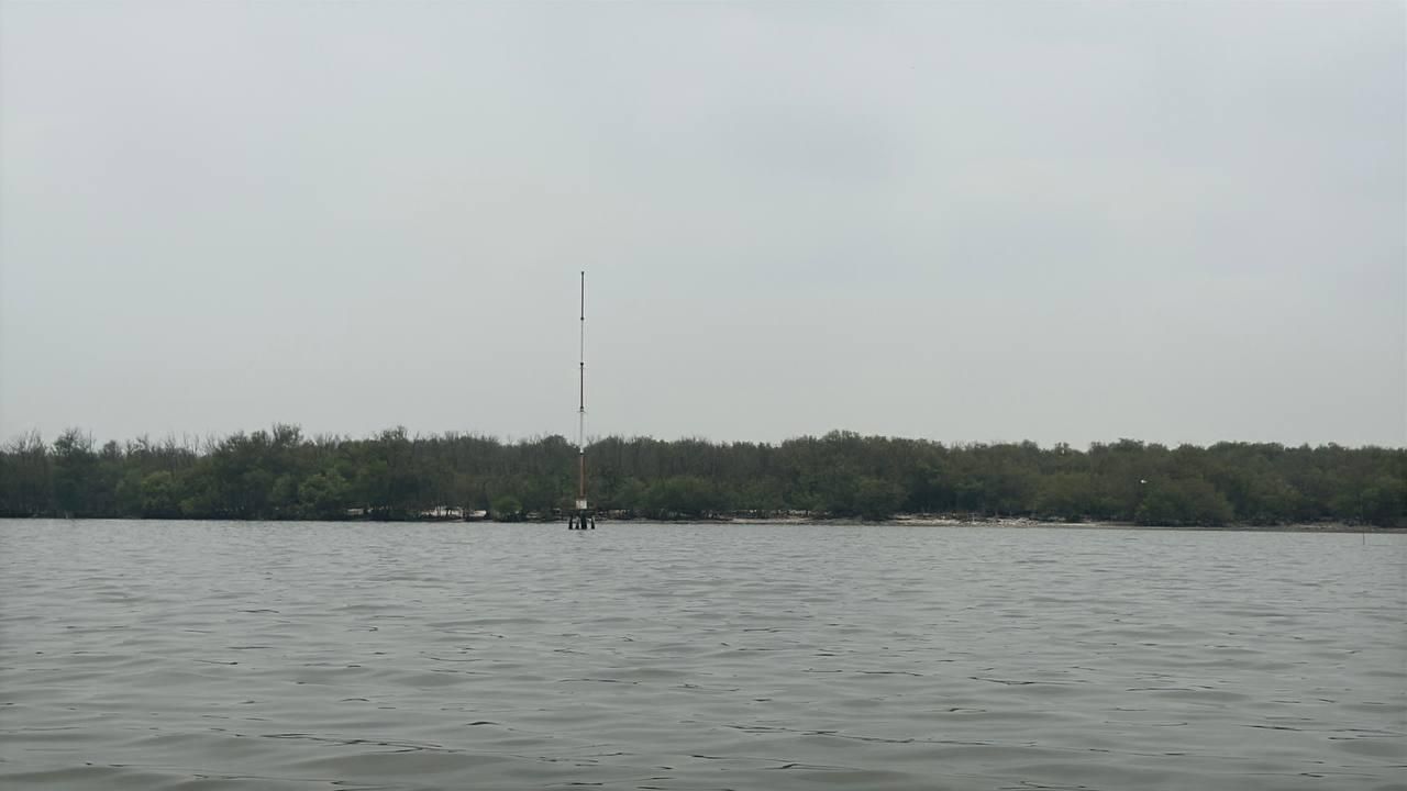 LOKASI HGB - Salah satu titik lokasi pesisir pantai yang diduga sudah mengantongi sertifikat Hak Guna Bangunan (HGB) yang ada di kawasan perairan Desa Segorotambak, Kecamatan Sedati. Sidoarjo yang sudah ada towernya, Kamis (23/01/2025).
