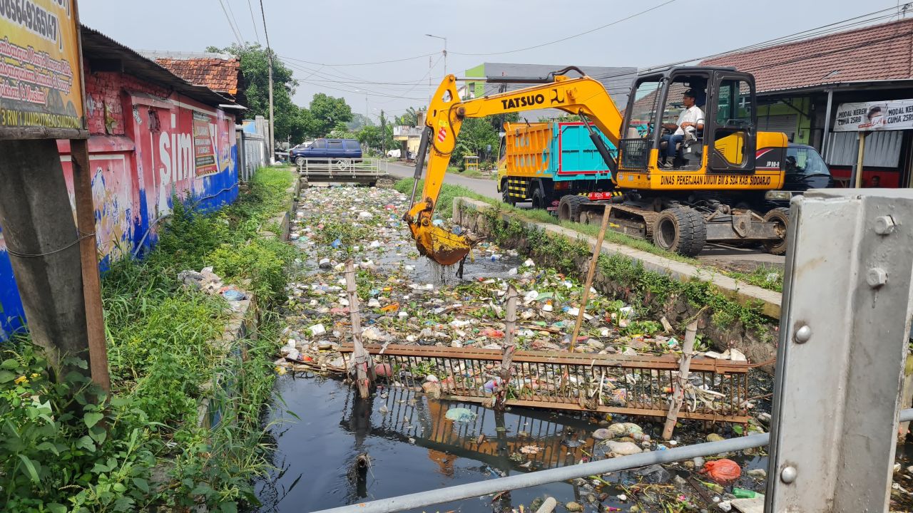 KERJA BHAKTI - Pemkab Sidoarjo menggelar kerja bakti massal rutin setiap hari Jumat bertema Jihad Rawat Kali inisiatif melibatkan seluruh Organisasi Perangkat Daerah (OPD) untuk membersihkan sungai dari enceng gondok dan sampah, Jumat (24/01/2025).