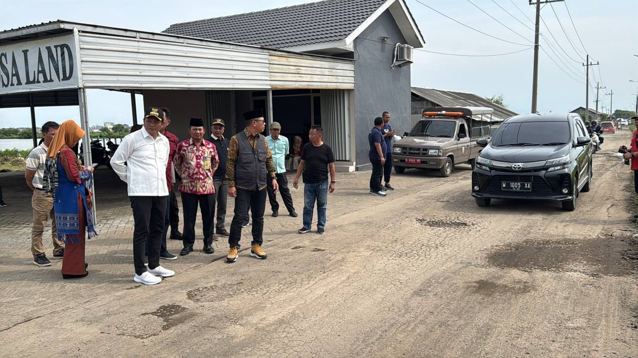 SIDAK - Plt Bupati Sidoarjo, Subandi melakukan Inspeksi Mendadak (Sidak) ke jalan rusak di kawasan Desa Banjarkemuning, Kecamatan Sedati, Sidoarjo, Jumat (24/01/2025).