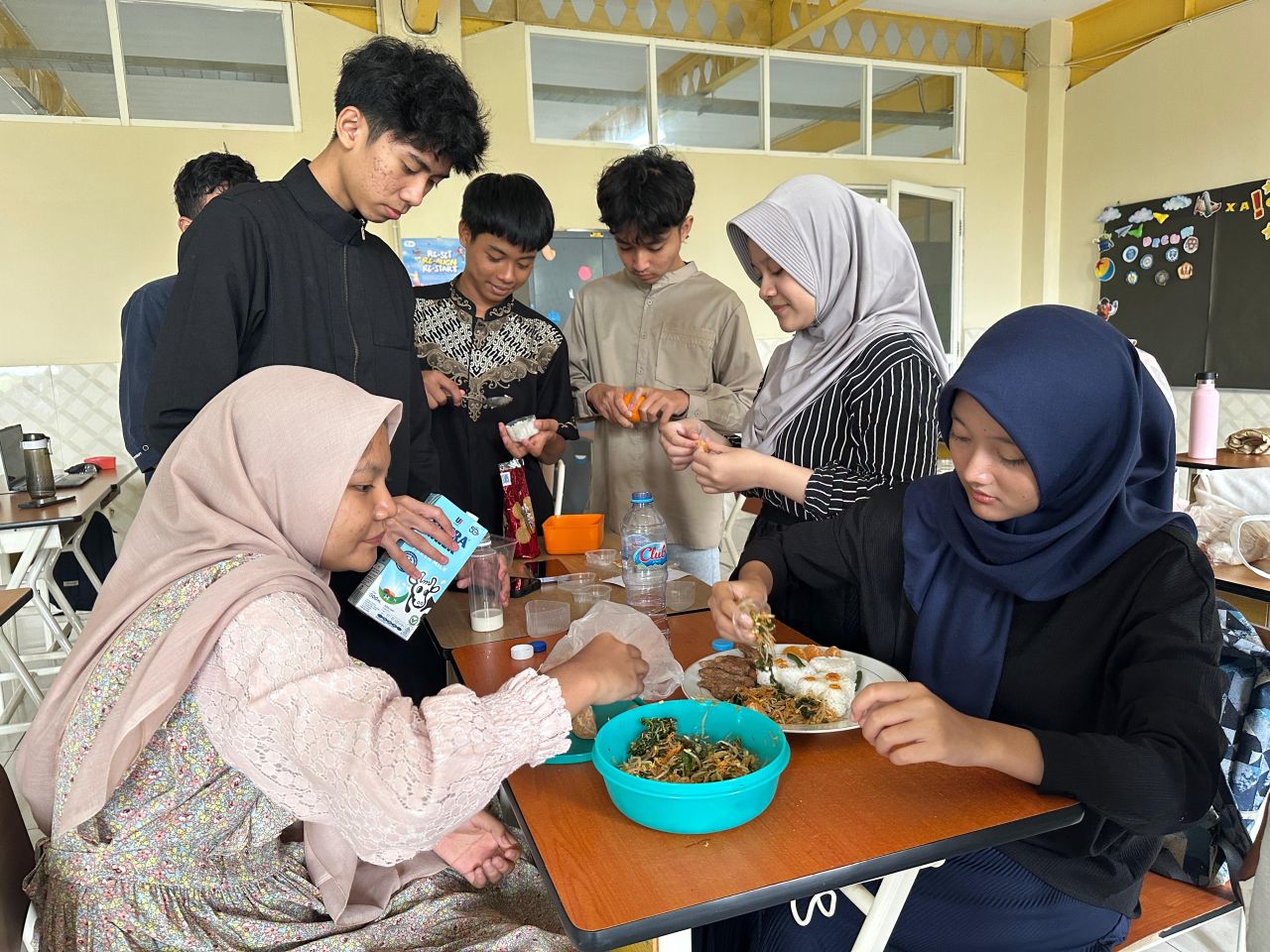HARI GIZI - SMA Al Muslim memperingati Isra Miraj Nabi Muhammad SAW 1446 Hijriyah sekaligus Hari Gizi Nasional 2025 bertema Embracing a Healthy Life for Quality Worship, Jumat (24/01/2025).