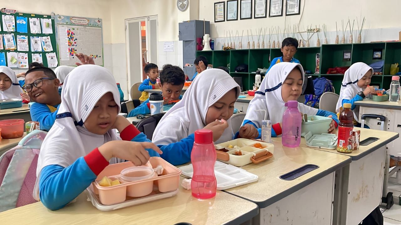 GIZI - SD Al Muslim mengadakan kegiatan bertema Healthy Food Helathy Live dalam rangka memperingati Hari Gizi Nasional yang jatuh setiap 25 Januari 2025 ini dengan sarapan dan senam bersama, Jumat (24/01/2025).