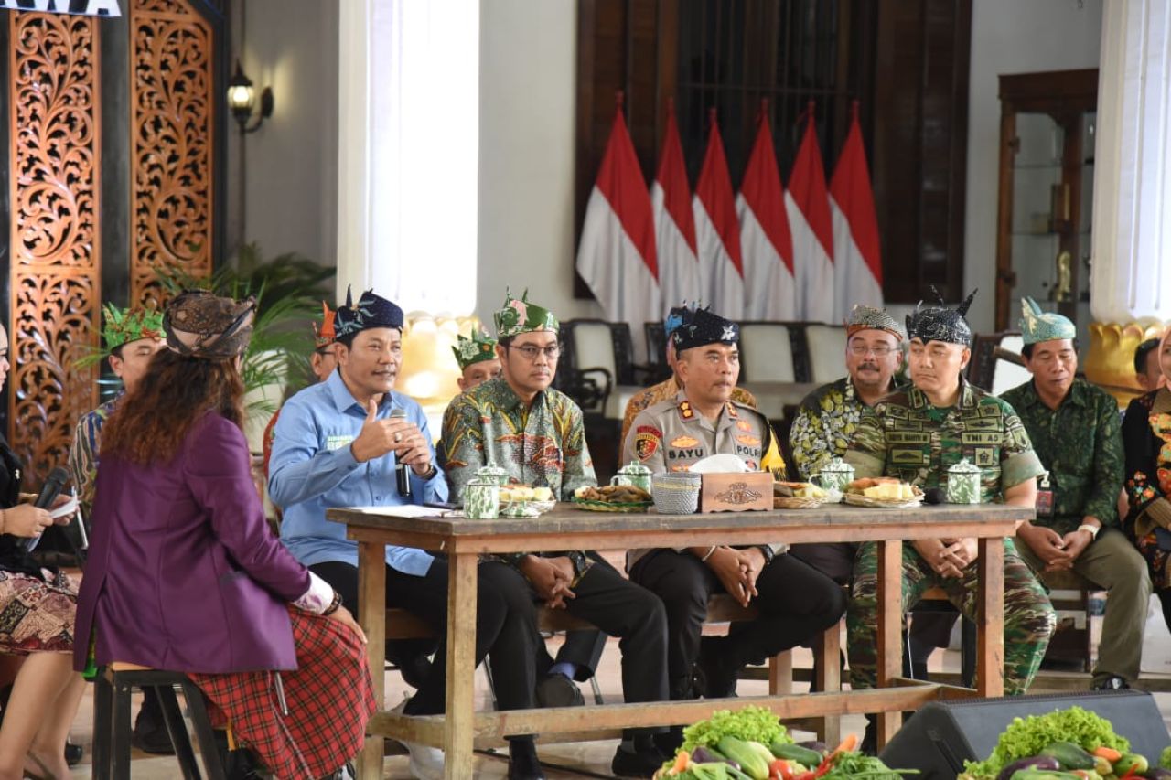 DIALOG - Pelaksana Tugas (Plt) Bupati Sidoarjo, Subandi memastikan penanganan bencana banjir saat menjadi narasumber sebuah Talk Show di televisi swasta di Pendopo Delta Wibawa, Jumat (24/01/2025).