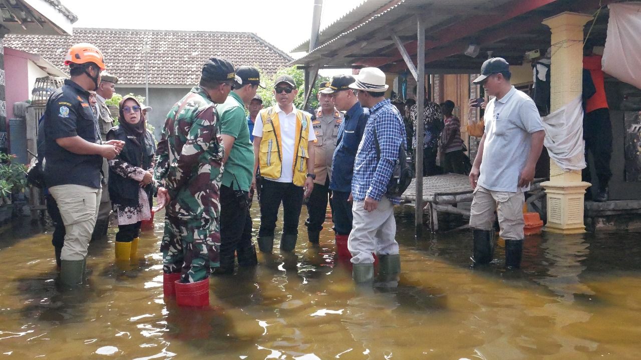 SIDAK - Plt Bupati Sidoarjo, Subandi bersama rombongan langsung melakukan inspeksi ke lokasi banjir di Desa Semambung, Kecamatan Sedati, Sidoarjo, Sabtu (25/01/2025).