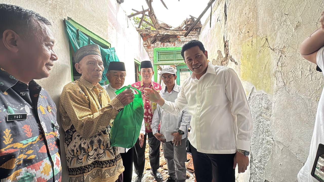 RTLH - Plt Bupati Sidoarjo, Subandi turun melakukan inspeksi setelah menerima laporan adanya RTLH di Desa Gisik Cemandi, Kecamatan Sedati, Sidoarjo yang dihuni pria sebatangkara Sarirejo (78), Sabtu (25/01/2025).