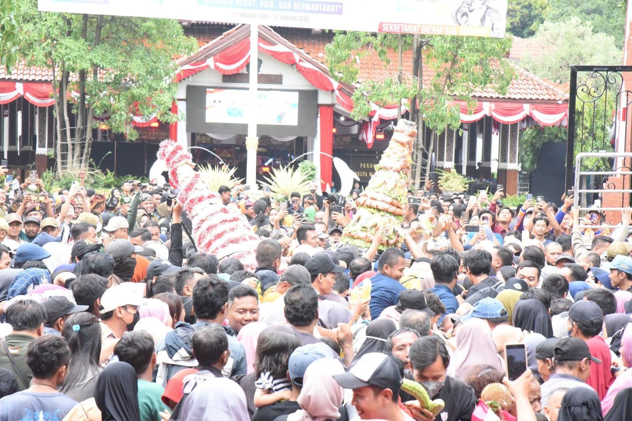 GUNUNGAN - Peringatan Hari Jadi Kabupaten Sidoarjo (Harjasda) ke 166 menjadi momen penuh nilai budaya dengan diselenggarakan Gunungan Sedekah Bumi di depan Pendopo Delta Wibawa, Sabtu (25/01/2025).