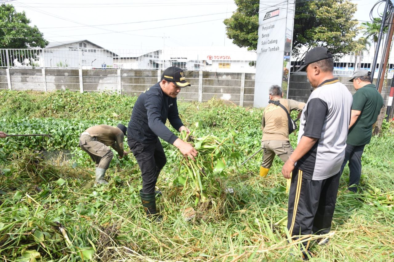 BERSIHKAN - Plt Bupati Sidoarjo, Subandi memimpin aksi Jihad Rawat Kali dilakukan di Sungai Afvoer Bulubendo, Kecamatan Gedangan, Minggu (26/01/2025).