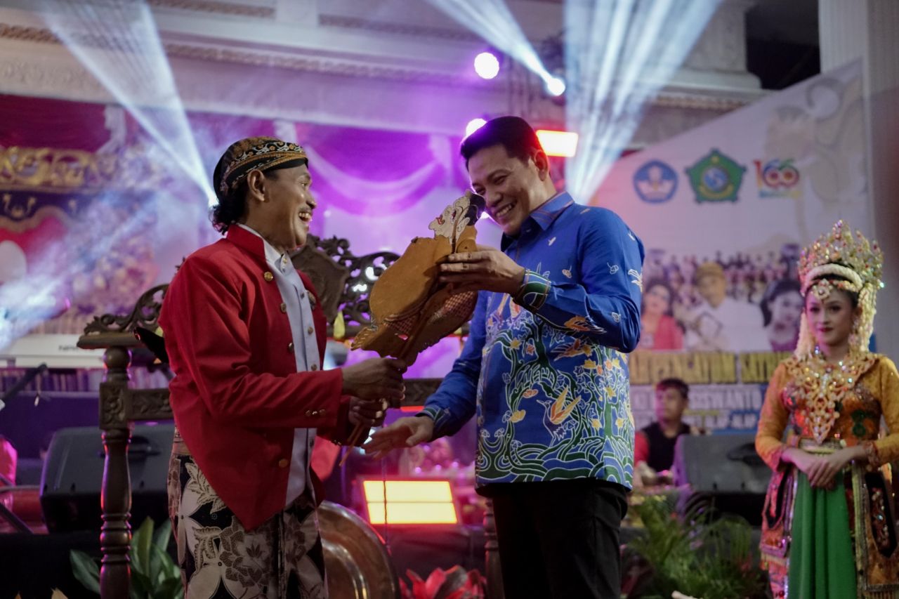 WAYANG KULIT - Dalam rangka memperingati Hari Jadi Kabupaten Sidoarjo yang ke-166, Pemerintah Kabupaten (Pemkab) Sidoarjo menggelar pagelaran wayang kulit yang berlangsung meriah di Pendopo Delta Wibawa, Sabtu (25/01/2025) malam.