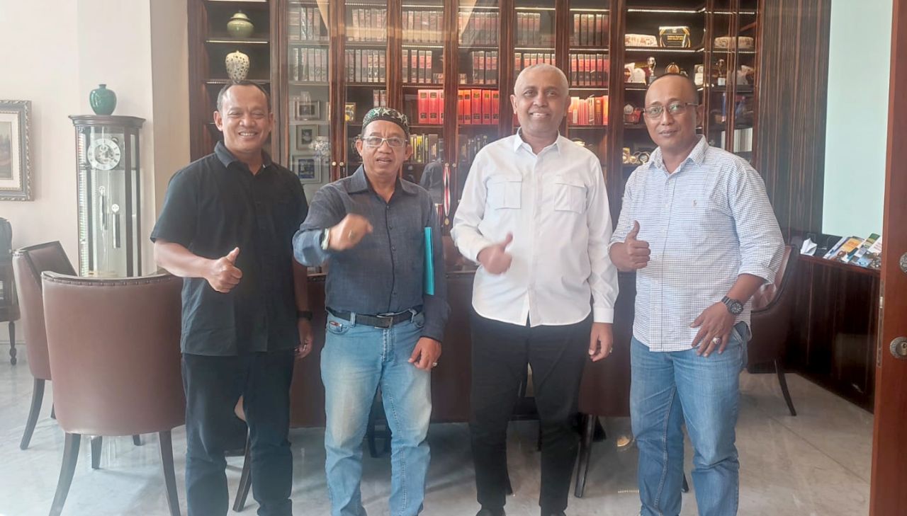 PERSIAPAN - Para pengurus SMSI Jatim melaporkan kesiapan Musprov kepada Ketua Dewan Penasehat SMSI Jatim, Ahmad Riyadh PhD di kantornya, Senin (27/01/2025).