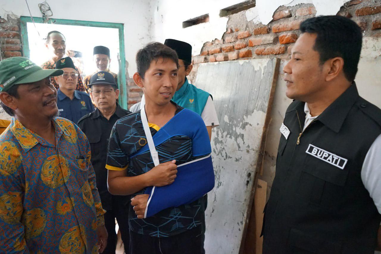RTLH - Plt Bupati Sidoarjo, Subandi merespon laporan masyarakat seperti soal Rumah Tidak Layak Huni (RTLH) di Desa Jati, Kecamatan Sidoarjo miliki Amiruddin (39) dengan mendatangi rumah warga miskin itu, Rabu (29/01/2025).