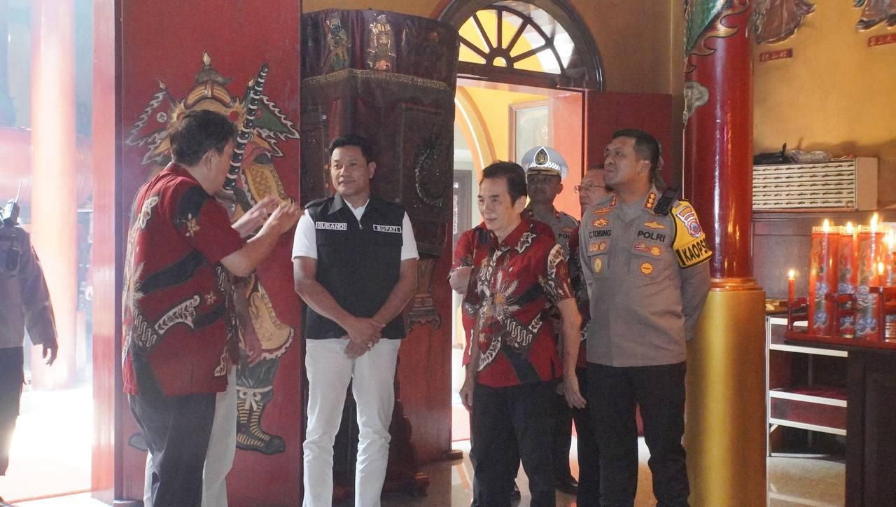 SIDAK - Perayaan Hari Raya Imlek 2576 Tahun 2025, Plt Bupati Sidoarjo Subandi bersama pimpinan Forkopimda Sidoarjo melakukan sidak ke Klenteng Tjong Hok Kiong di Sidoarjo Kota, Rabu (29/01/2025).