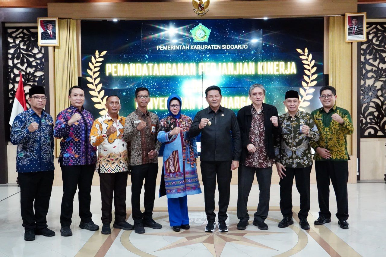 PENGHARGAAN - Plt Bupati Sidoarjo, Subandi acara Awarding System Akuntabilitas Kinerja Instansi Pemerintah (SAKIP) dan Indeks Pelayanan Publik (IPP) Kinerja Perangkat Daerah yang digelar di Pendopo Delta Wibawa, Kamis (30/01/2025).