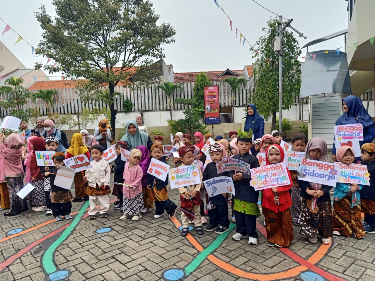PERINGATAN - Kepala KB TK Al Muslim, Siti Aminah memastikan sekolahnya turut merayakan Harjasda selama 2 hari wujud rasa bangga menjadi warga Sidoarjo diikuti 195 siswa, guru dan civitas KB TK Al Muslim, Jumat (31/01/2025).