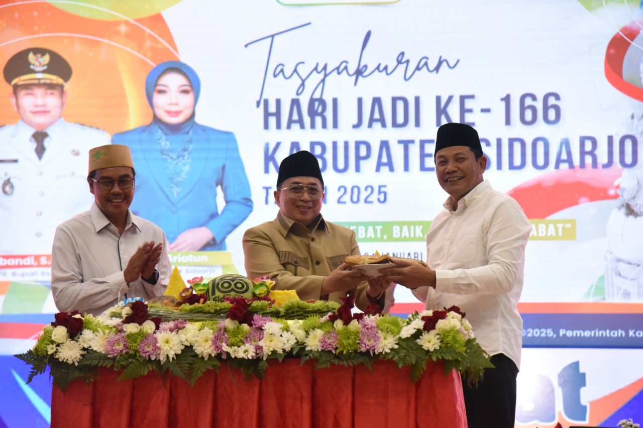 SYUKURAN - Plt Bupati Sidoarjo Subandi memimpin acara tasyakuran Hari Jadi (Harjasda) Sidoarjo yang ke 166 di Pendopo Delta Wibawa Sidoarjo, Kamis (30/01/2025) malam kemarin.