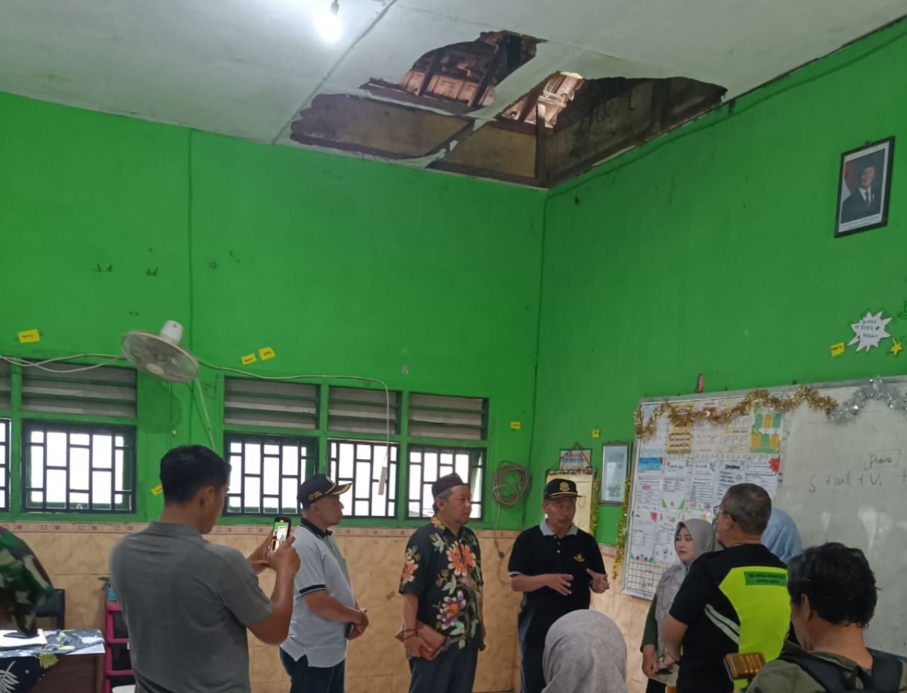 SIDAK - Anggota Komisi X DPRD Sidoarjo, M Nizar bersama Kepala Dikbud Tirto Adi dan Kepala Dinas P2CKRT Pemkab Sidoarjo, M Bachruni Aryawan saat sidak kerusakan atap kelas SDN Sidomojo, Kecamatan Krian, Sidoarjo, Jumat (10/01/2025).