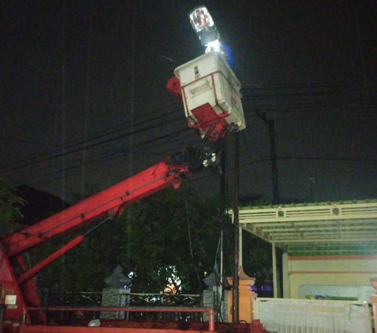 PJU - Dishub Pemkab Sidoarjo membuka layanan pengaduan lampu PJU yang rusak alias mati (gangguan) melalui dua nomor WhatsApp, yaitu 0811 3052 030 dan 0811 3452 030 atau langsung menghubungi Call Center 112, layanan panggilan darurat 24 jam bebas pulsa.