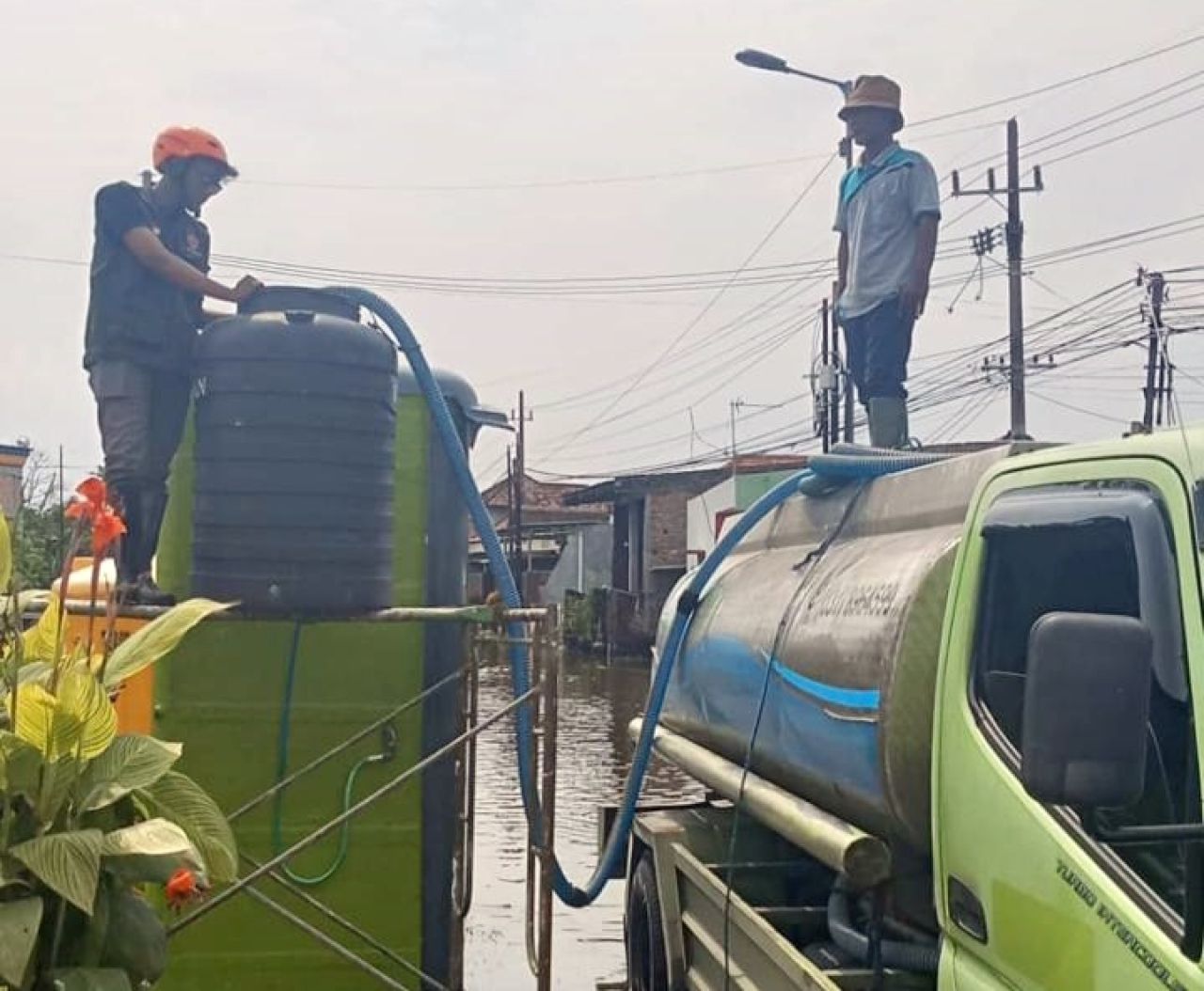 AIR BERSIH - Sebagai bentuk kepedulian terhadap masyarakat yang terdampak bencana banjir di wilayah Kecamatan Candi, Perumda Delta Tirta menyalurkan bantuan air bersih ke Desa Kalipecabean, Kecamatan Candi, Sidoarjo sebanyak lima tandon, Jumat (24/01/2025