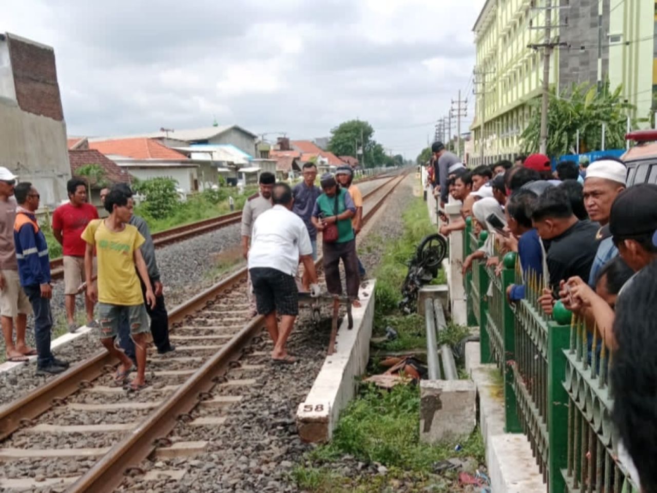 EVAKUASI - Petugas mengevakuasi pengendara motor Honda Beat nopol L 4690 HO, W (52) warga Kelurahan Pagesangan, Kecamatan Jambangan, Surabaya tewas tertabrak KA Argo Semeru di perlintasan Desa Kalijaten, Kecamatan Taman, Sidoarjo, Rabu (29/01/2025).