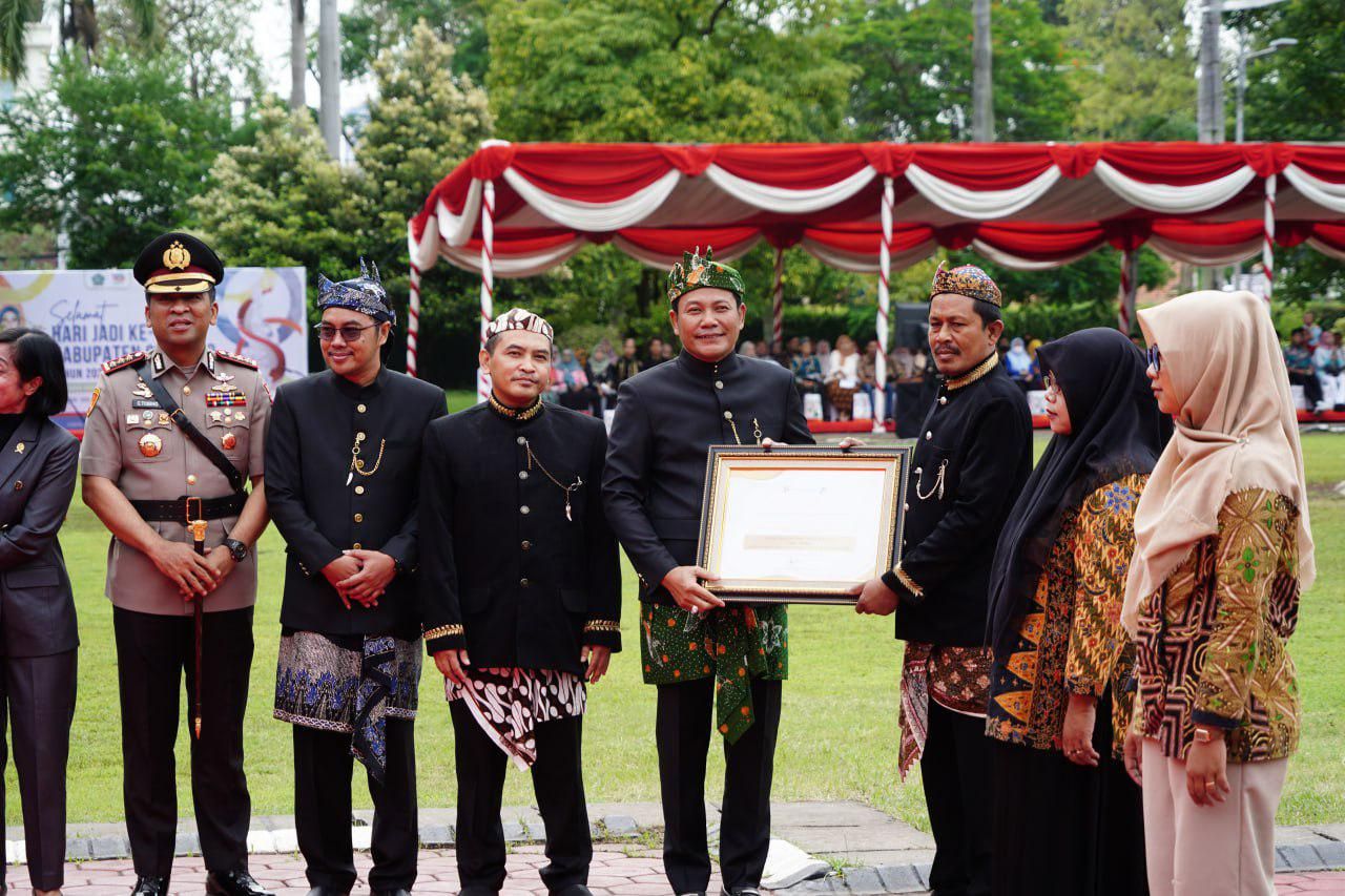 UPACARA - Plt Bupati Sidoarjo, Subandi memimpin upacara Harjasda ke 166 dengan tema Sidoarjo Hebat, Baik dan Bermartabat di Alun - Alun Sidoarjo, Jumat (31/01/2025).